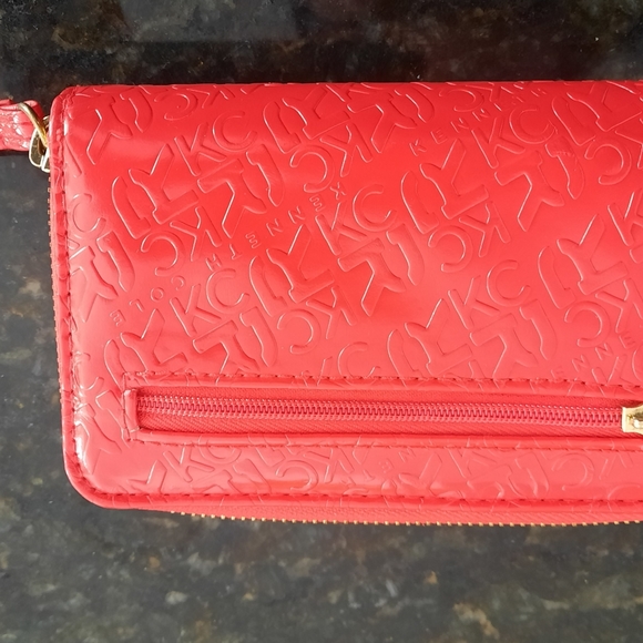 Kenneth Cole REACTION Clutch wallet, patent red. - Picture 9 of 9